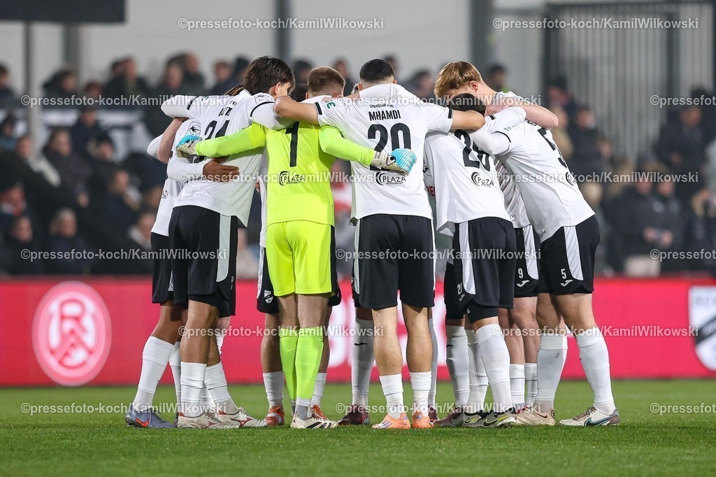 xKWIx13122501046 | 13.12.2025, xKWIx, Fußball, 3. Liga, SC Verl - Rot-Weiss Essen, SPORTCLUB Arena: SC Verl Team im Kreis vor dem Anpfiff Photo: xKamilxWilkowskixPressefotoKochx