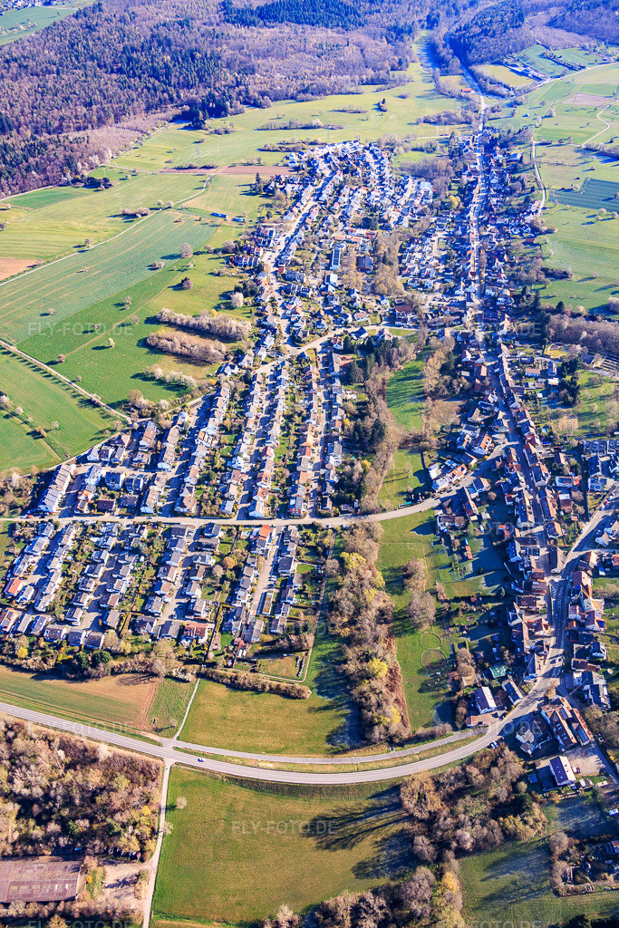 Luftbild: Ortsansicht von Südwesten im Ortsteil Auerbach in Karlsbad im Bundesland Baden-Württemberg in Deutschland. Foto: IMG_154149.jpg vom 02.04.2026 durch Werner Riehm/FLY-FOTO.deAuflösung des Originals: 4000 x 6000 px