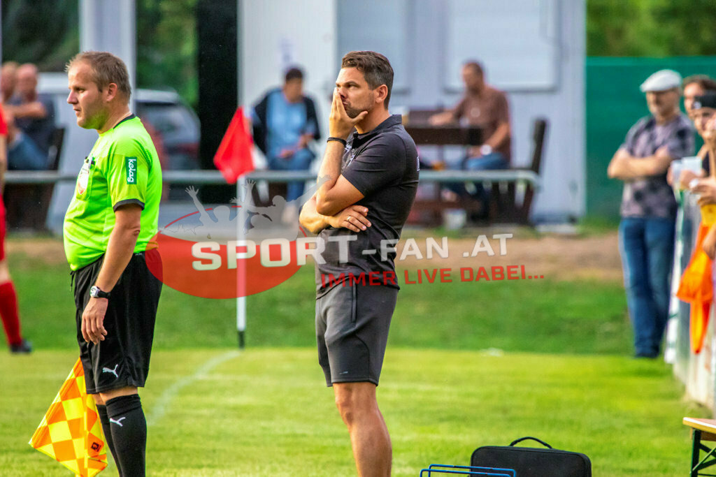 TSV Grafenstein - SK Maria Saal | Assistant Referee Karl Heinz Duller Stefan Weitensfelder (Trainer TSV Grafenstein) TSV Grafenstein - SK Maria Saal am 02.08.2022 in Grafenstein
(Sportplatz), AUSTRIA, (Photo by Ernst Krawagner sport-fan.at),  - Realisiert mit Pictrs.com