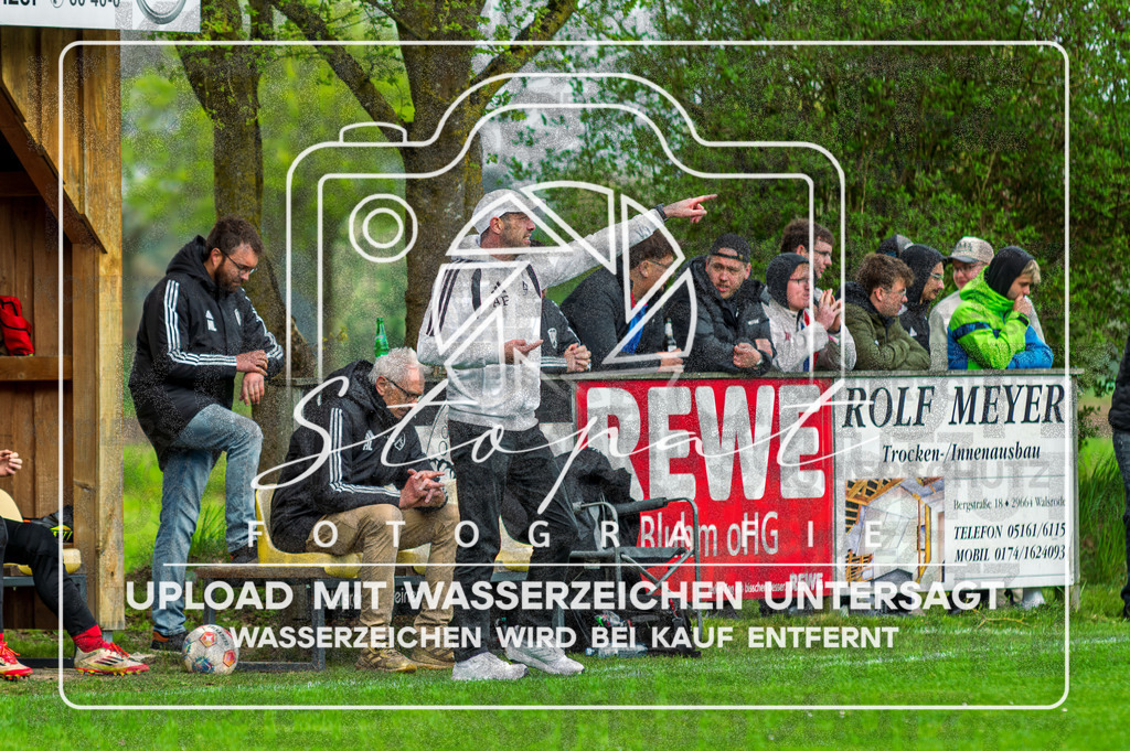DZC_0891-Verbessert-RR | Axel Froehlich (FG Fulde-Stellichte - Trainer) beim Herren Kreisliga HK Spiel zwischen FG Fulde-Stellichte und TSV Wietzendorf im Fulder Zentralstadion, Fulde (Simon Paul Stopat) - Realisiert mit Pictrs.com