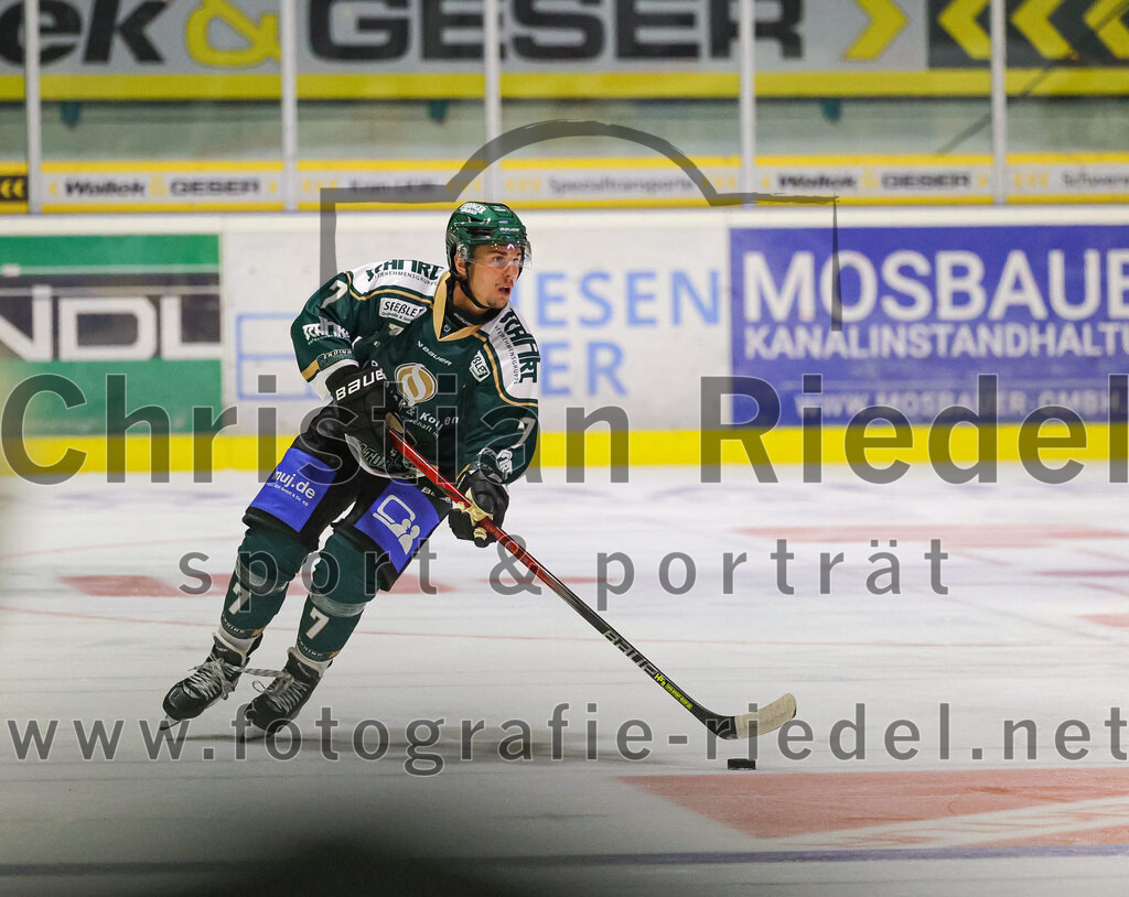 2025-08-22_032_TSV_Erding_gegen_EV_Fuessen | Erding, Deutschland, 22.08.2025:Eishockey, Oberliga Süd 2025 / 2026, Testspiel, TSV Erding gegen EV Füssen, Endergebnis: 1:4Louis Trattner (Erding Gladiators, #7)Foto: Christian Riedel / fotografie-riedel.net