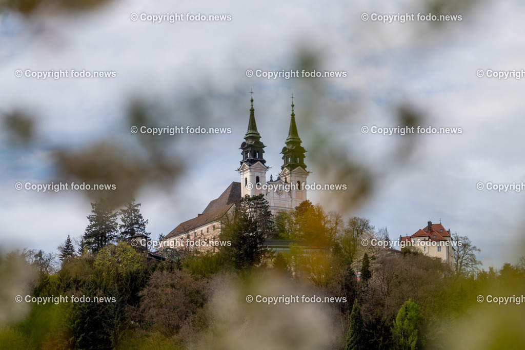 Linz_ Pöstlingberg_ 15.04.2025-8 | 15.04.2025, LINZ, AUT, Themenbild, im Bild Poestlingberg, Kirche, Berg, Fruehling, Himmel, Turm, Tuerme, Ausflugsziel, Poestlingbergkirche, Wallfahrtsbasilika, Wahrzeichen, Linz, Baeume, Pflanzen, Feature, Symbolbild