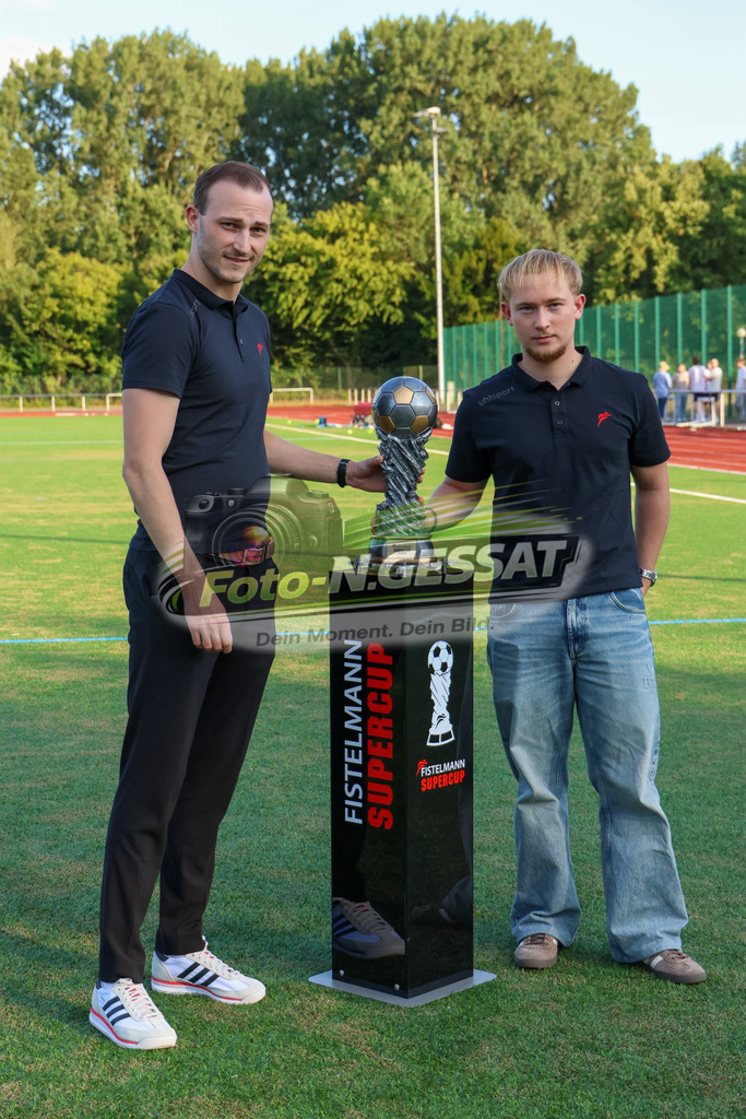 TuS Bardüttingdorf - TuRa Löhne | Auf dem Bild zu sehen: Pokal (Fistelmann SuperCup) v.l.: Fabian Haarmann, Mattis Buchheister SV Löhne-Obernbeck, SG FA Herringhausen/Eickum, Saison 26/27, Fistelmann SuperCup - Realisiert mit Pictrs.com