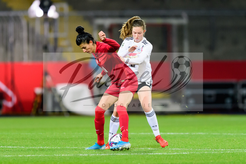 GERTUR20211126_129 | Fussball, Frauen: Yagmur Uraz (Turkey) und Jana Feldkamp (Germany) im Zweikampf bei dem Spiel der WM-Qualifikation zwischen Deutschland und Tuerkei im Eintracht-Stadion am 26.11.2021 in Braunschweig, Deutschland. - Realisiert mit Pictrs.com
