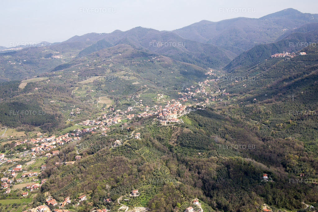 Vue aérienne: Vue de la ville à Nicola dans le département Ligurie, Italie – .Photo: IMG_087154.jpg prise le 04/04/2016 par Werner Riehm/FLY-FOTO.eu – Résolution de l'original: 5472 x 3648 px