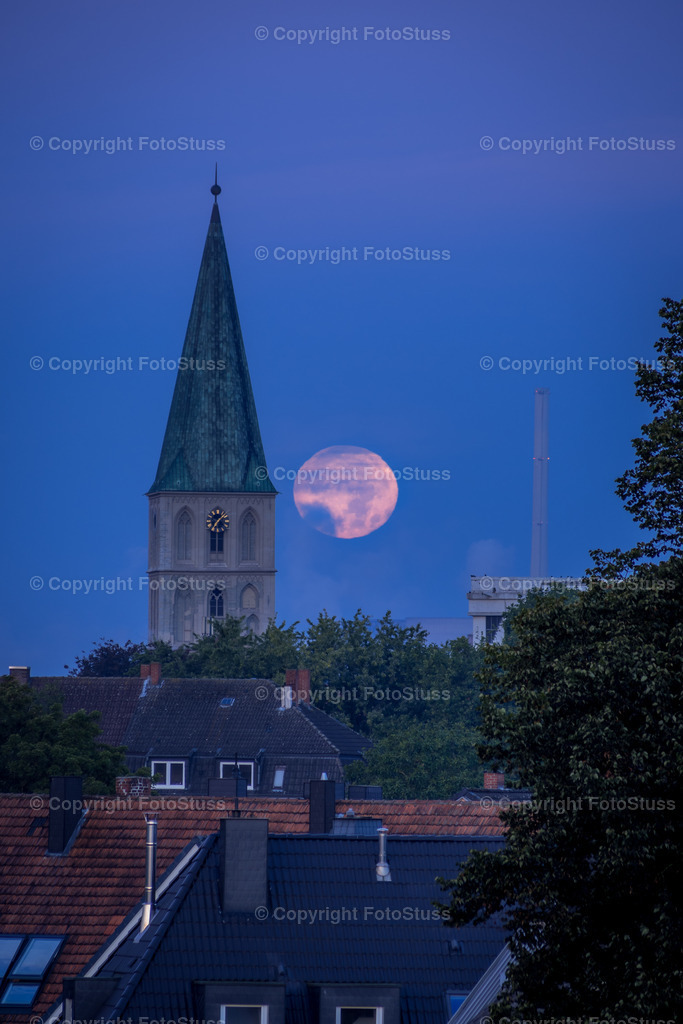 Monduntergang hinter der Pauluskirche in Hamm | Ein wundervoller, mystischer Monduntergang zur blauen Stunde am Morgen hinter der Pauluskirche in der Hammer Innenstadt.  - Realisiert mit Pictrs.com