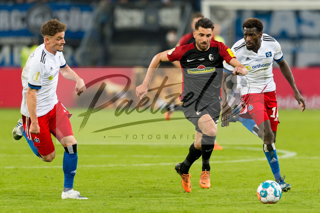 HSVSCF20220419_397 | Fussball, Herren: Moritz Heyer (Hamburger SV), Vincenzo Grifo (SC Freiburg) und Bakery Jatta (Hamburger SV) im Zweikampf beim DFB-Pokal-Halbfinalspiel zwischen Hamburger SV und SC Freiburg im Volksparkstadion am 19.04.2022 in Hamburg, Deutschland.DFB / DFL REGULATIONS PROHIBIT ANY USE OF PHOTOGRAPHS AS IMAGE SEQUENCES AND/OR QUASI-VIDEO. - Realisiert mit Pictrs.com