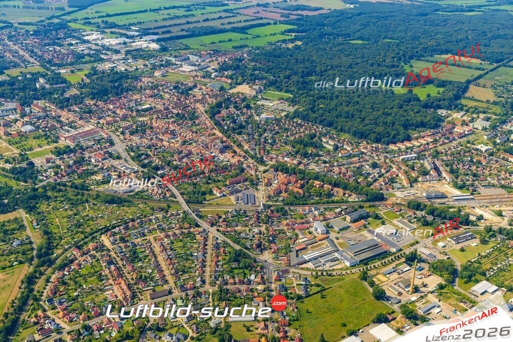 Luftaufnahme der Stadt Ludwigslust - Die Luftaufnahme wurde 2025 vom UL-Flugzeug heraus erstellt ( keine Drohne ) - Hochauflösende Luftaufnahme - für professionelle Ausdrucke geeignet. Die Geschenkidee !Hier alle&nbsp;Infos zur Lizenzierung der LuftaufnahmeWir fliegen auch dieses Jahr wieder in Ihre Region um Luftbilder zu erstellen.- Luftbild anfragen