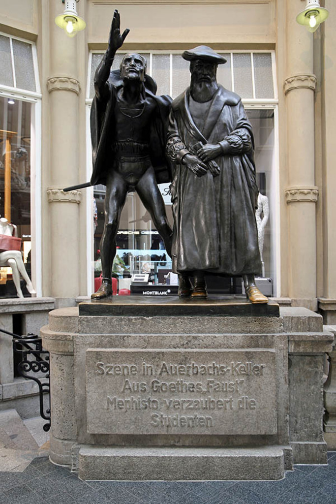 Foto: Leipzig - Faust-Skulpturen in der Mädler Passage - Mephisto und Faust | Das Team hinter BILDLEXIKON LEIPZIG bündelt historische wie aktuelle Informationen über die Stadt Leipzig in Text und Bild auf einer Plattform und stellt diese der interessierten Öffentlichkeit zur Verfügung.