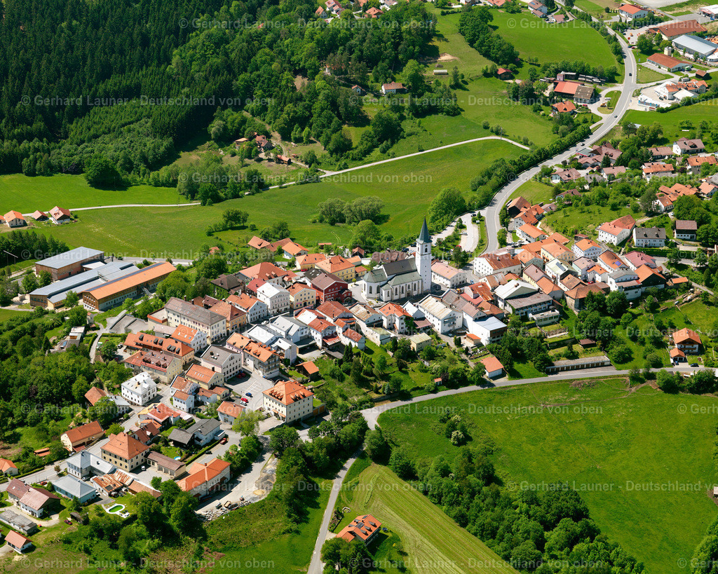 2724020 | NIEDERPERLESREUT 19.05.2007 Landwirtschaftliche Nutzflächen und Feldgrenzen  umsäumen das Siedlungsgebiet des Dorfes in Niederperlesreut im Bundesland Bayern, Deutschland // Agricultural land and field boundaries surround the settlement area of the village  in Niederperlesreut in the state Bavaria, Germany Foto: Gerhard Launer