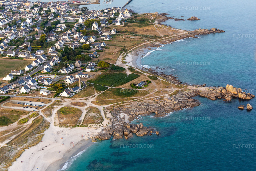 Aerial view: Rocher du Goudoul in Plobannalec-Lesconil in the state Finistere, France. – Photo: IMG_132674.jpg taken on 06/17/2022 by Werner Riehm/FLY-FOTO.com – Resolution of the original: 5222 x 3481 px