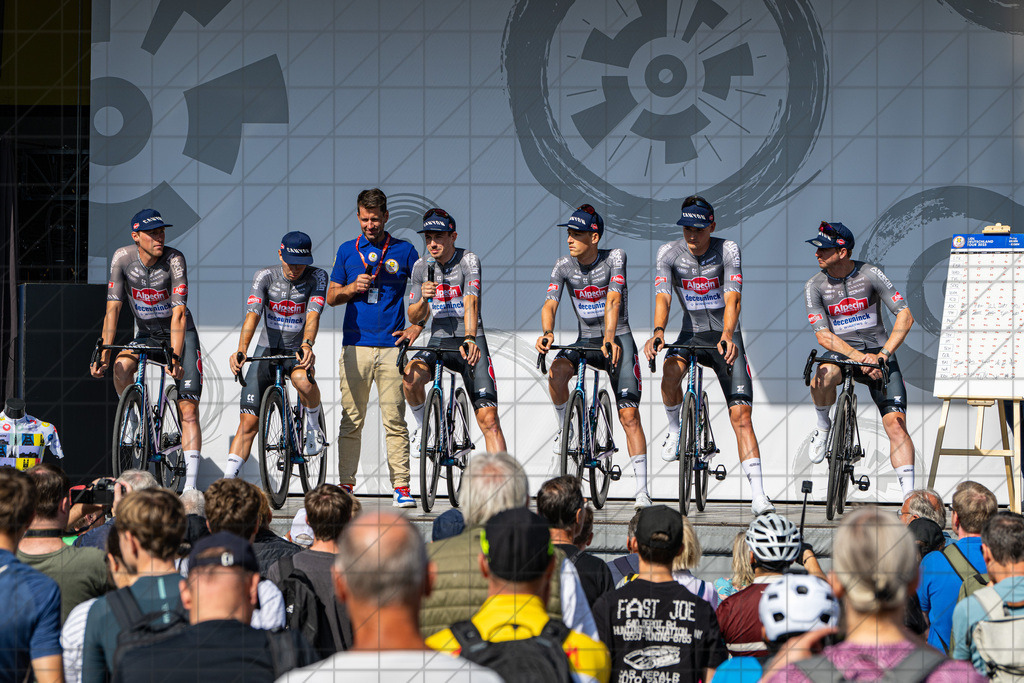 DeutschlandTour 2025 | Etappe 1 - Essen (Start) | Alpecin-Deceuninck//  21.08.25: DeutschlandTour 2025 | Etappe 1 - Essen (Start) / Essen / Deutschland  //   CREDIT:www.bullenfotos.de, Martin König, Hörner Weg 40, D-49078 Osnabrück, +4917663732967 // Nutzung und Weitergabe nur zu den vereinbarten Zwecken. Presseanfragen an Ersteller. Alle Rechte beim Ersteller. Honorierung nach MFM. - Realisiert mit Pictrs.com