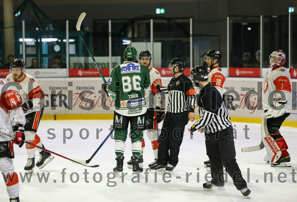 2024-01-12_100_TSV_Erding_gegen_EV_Dingolfing | Erding, Deutschland, 12.01.2024:
Eishockey, Bayernliga Vorrunde 2023 / 2024, 24. Spieltag, TSV Erding gegen EV Dingolfing, Endergebnis: 10:2

Michael Trox (Erding Gladiators, #86), Nico Wolfgramm (EV Dingolfing, #16), Dennis Jedrus (EV Dingolfing, #1)

Foto: Christian Riedel / fotografie-riedel.net
