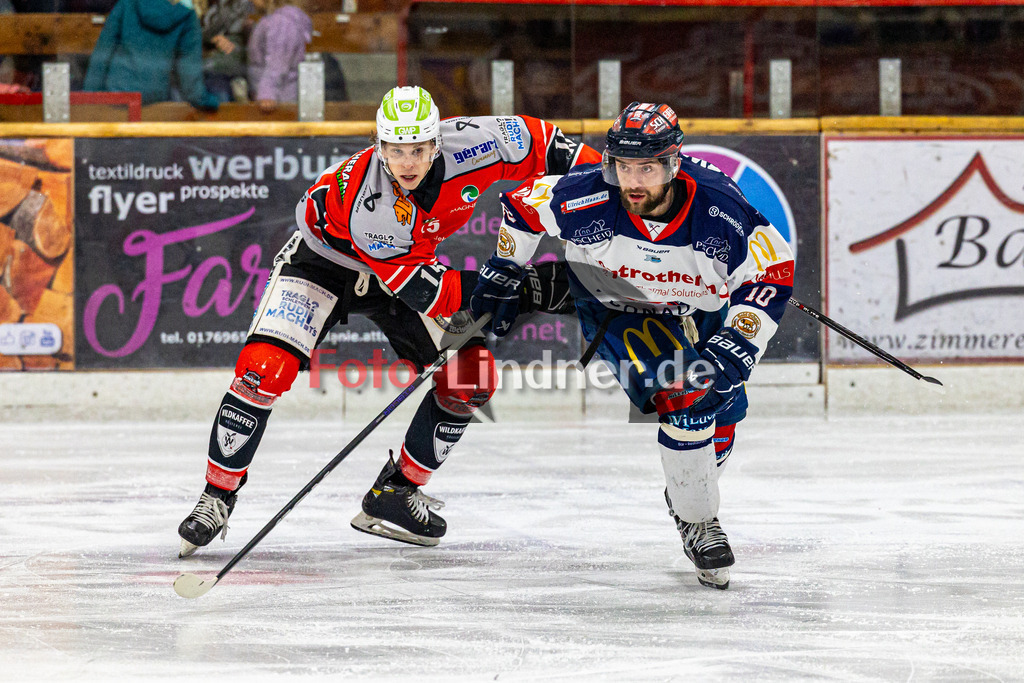 TSV Peißenberg Miners vs VfE Ulm/Neu-Ulm DEVILS | Eishockey Bayernliga 2023/2024, TSV Peißenberg Miners vs VfE Ulm/Neu-Ulm DEVILS, 20240128,
Duell zwischen Martin PODESVA (DEVILS 10) und Ryan MURPHY (Miners 15),
2024-01-28 in Peißenberg (Eisstadion)
15 Ryan MURPHY (Miners 15), 10 Martin PODESVA (DEVILS 10)
Copyright: WolfgangxLindner foto-lindner.de