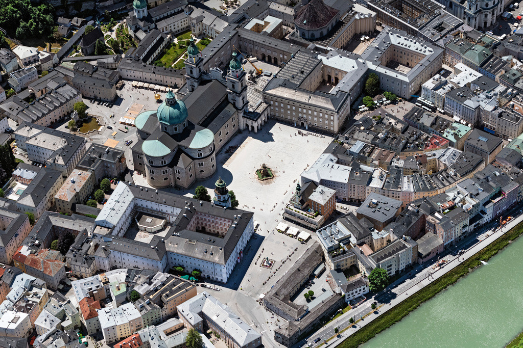 dr__0100155.jpg | SALZBURG 13.06.2023 Platz- Ensemble im Innenstadt- Zentrum am Residenzplatz in Salzburg in Österreich. 