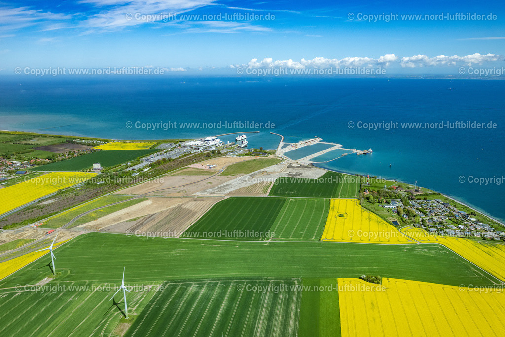 Fehmarn_Fährhafen_Puttgarden_Baustelle_Tunnelbau_ELS_4746150522 | FEHMARN 15.05.2022 Hafenanlagen des Fährhafens und Baustelle des Baus des Fehmarnbelt-Tunnels in Puttgarden auf Fehmarn im Bundesland Schleswig-Holstein, Deutschland. Weiterführende Informationen bei: DB Netz AG,  Deutsche Bahn AG,  Femern A/S,  Landesbetrieb für Küstenschutz, Nationalpark und Meeresschutz Schleswig-Holstein (LKN.SH). // Port facilities of the ferry port and construction site for the construction of the Fehmarnbelt Tunnel in Puttgarden on Fehmarn in the state Schleswig-Holstein, Germany. Further information at: DB Netz AG,  Deutsche Bahn AG,  Femern A/S,  Landesbetrieb fuer Kuestenschutz, Nationalpark und Meeresschutz Schleswig-Holstein (LKN.SH). Foto: Martin Elsen