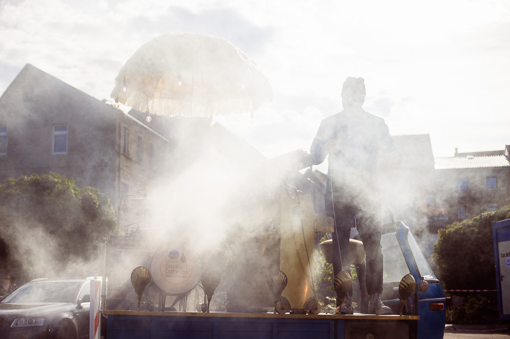 Universal Druckluft Orchester | Das Universal Druckluft Orchester mit Peter Till am Forte Belvedere Leisnig zum Festival Hallo Leisnig 2022. - Realisiert mit Pictrs.com