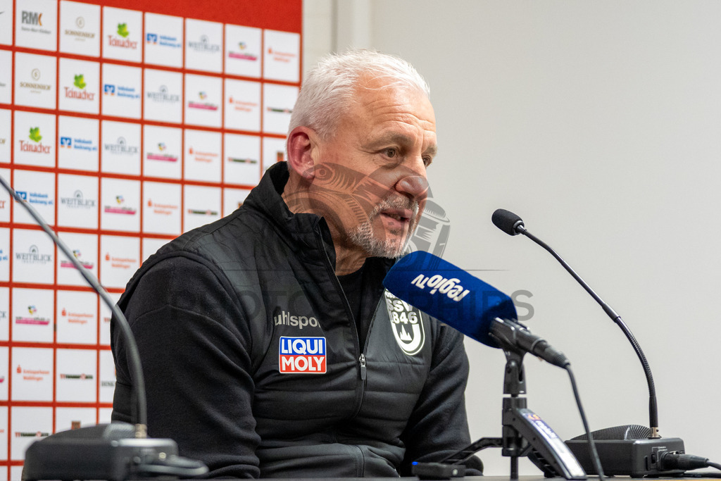 SG Sonnenhof Grossaspach vs. SSV Ulm 1846 Fussball, Fussball, WFV-Pokal, Viertelfinale, 01.04.2026 | Pavel Dotchev (Trainer SSV Ulm 1846 Fussball) bei der Pressekonferenz nach der Niederlage,SG Sonnenhof Grossaspach vs. SSV Ulm 1846 Fussball, Fussball, WFV-Pokal, Viertelfinale, 01.04.2026