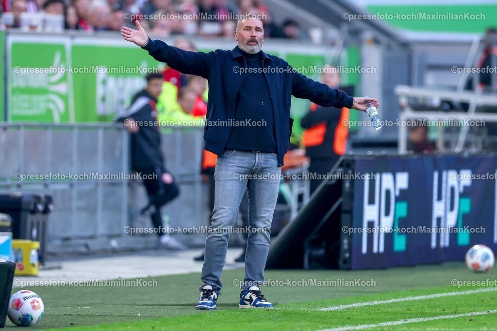 F9510042601052 | 10.04.2026, Fußball, Fortuna Düsseldorf - Holstein Kiel, 2. Fußball Bundesliga, Herren, Merkur Spiel-Arena, 29. Spieltag, Saison 2025 2026: Cheftrainer Tim Walter  (Holstein Kiel #hc) gestikulierend am Spielfeldrand   DFB regulations prohibit any use of photographs as image sequences and or quasi-video.