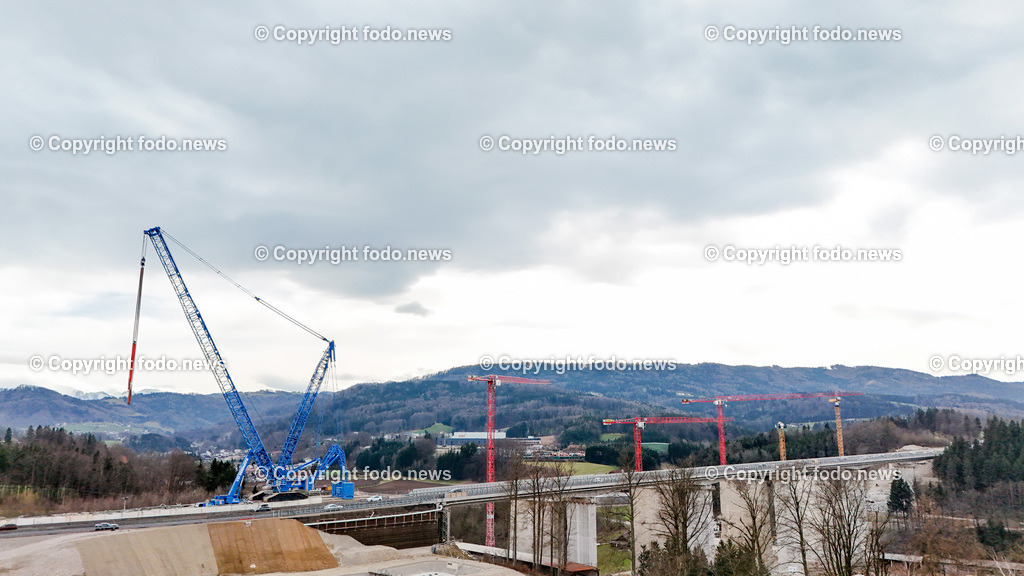 Westautobahn_ A1_ Aurachtalbruecke_ 11.03.2024-17 | 11.03.2024, Aurachkirchen, AUT, Westautobahn, A1, Aurachtalbruecke, im Bild Baustelle, Bruecke, Uebergang, Tal, Kran, Kraene, Schwerlastkran, Felbermayr, Sanierung, Asfinag, Baugeraete, Bagger, Verkehr, Drohne, Luftbild