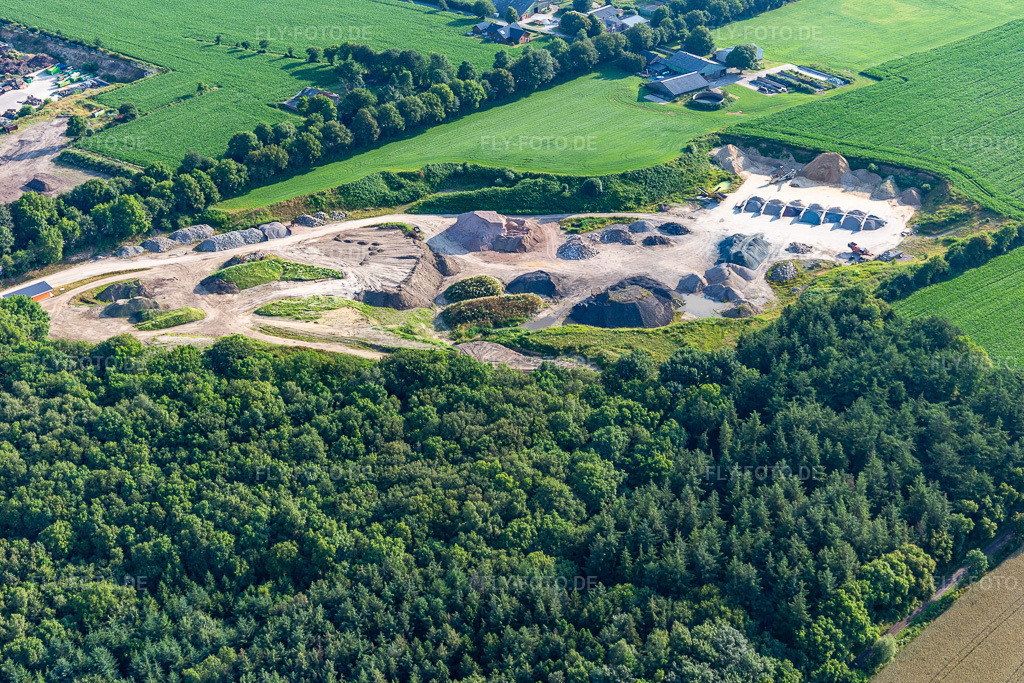 Luftbild: Gelände der Müll- und Recycling- Sortieranlage der KBA Kompost,-Bauschutt-und Altstoff T&T GmbH und Co. KG in Bargenstedt im Bundesland Schleswig-Holstein in Deutschland. Foto: IMG_0007133.jpg vom 11.07.2021 durch Werner Riehm/FLY-FOTO.de