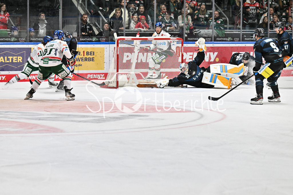 Augsburger Panther - Steinback Black Wings Linz | ein sensationeller Save von Tirronen RASMUS (Black Wings Linz 32) / Torschuss / Testspiel: Augsburger Panther - Steinback Black Wings Linz; Curt Frenzel Stadion am 05.09.2025