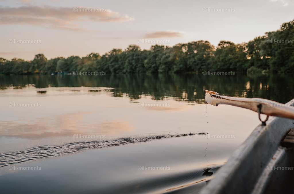 Rudern in Zweisamkeit | Ruhiger See, ein Ruder und sanft fallende Wassertropfen – dieses stimmungsvolle Foto fängt die stille Schönheit und die Harmonie des Ruderns in Zweisamkeit ein. Ideal als Kunstdruck für ruhige, meditative Räume. - Realisiert mit Pictrs.com