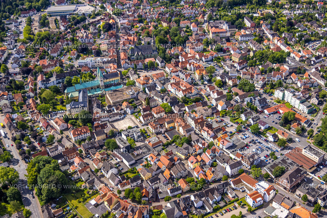 Werl220600695 | Luftbild, Altstadt mit Wallfahrtsbasilika Mariä Heimsuchung und kath. Kirche St. Walburga, Werl, Soester Boerde, Nordrhein-Westfalen, Deutschland