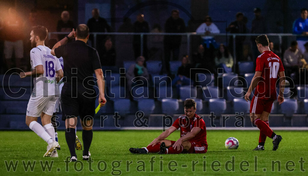2023-08-01_055_FC_Finsing_gegen_SpVgg_Altenerding | Finsing, Deutschland, 01.08.2023:
Fußball, TOTO Pokal 2023 / 2024, 1. Spieltag, FC Finsing gegen SpVgg Altenerding, Endergebnis: 0:5

Michael Gartner (SpVgg Altenerding, #18), Schiedsrichter Florian Felkel, Maximilian Eberhart (FC Finsing, #21), Thomas Obermaier (FC Finsing, #10)

Foto: Christian Riedel / fotografie-riedel.net