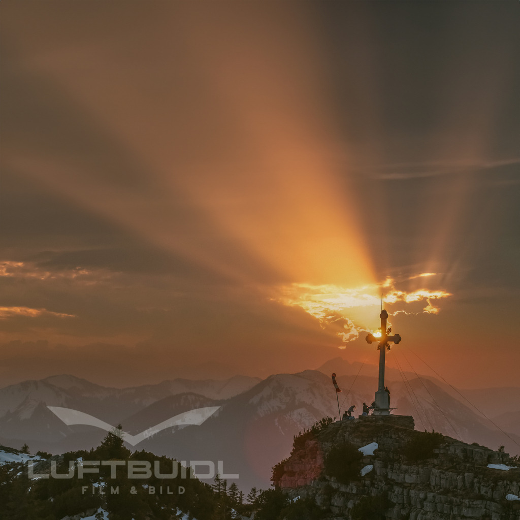 Der Wallberggipfel (Hochkant) | Diese Fotografieversion dient in erster Linie der Veranschaulichung, denn leider ist der Hochkantbeschnitt aktuell hier nicht möglich. Wenn du dich dennoch für ein Hochkantprodukt mit diesem Motiv interssierst, kontaktiere mich. - Realisiert mit Pictrs.com
