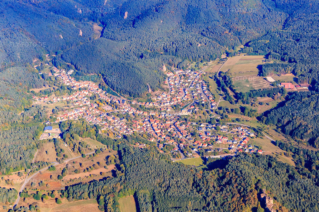 Luftbild: Ortsansicht von Westen in Erfweiler im Bundesland Rheinland-Pfalz in Deutschland. Foto: IMG_095238.jpg vom 16.10.2016 durch Werner Riehm/FLY-FOTO.de