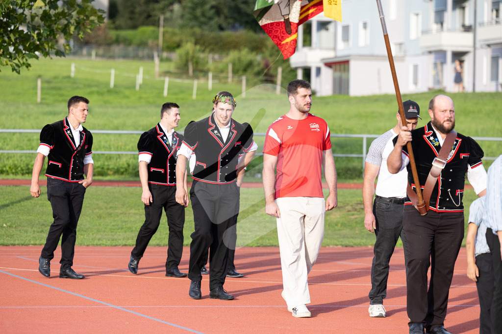 ESAF2025_Empfang_8326 | Die Schwinger des Schwyzer Kantonalen Schwingerverbandes: Fotos, die Dynamik und Leidenschaft festhalten, sowie emotionale Momente aus dem traditionellen Schwingsport zeigen. - Realisiert mit Pictrs.com