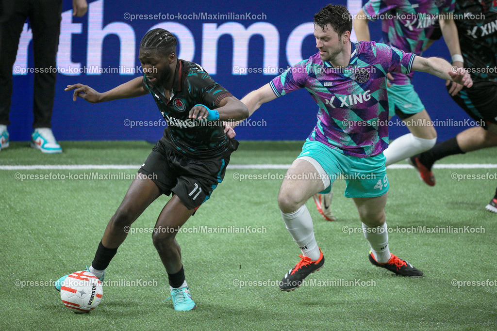 DueBL08042401033 | 08.04.2024, Düsseldorf, Fußball, Baller League, PSD Bank Dome, Final Four, Halbfinale Streets United - Eintracht Spandau:  Luki Matondo (Eintracht Spandau, #11) Zweikampf Alexander Heinze (Streets United, #49)

