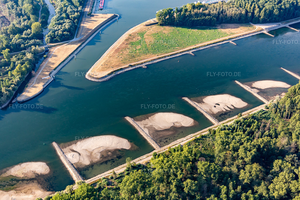 Luftbild: Wegen Niedrigwasser trockengefallene Buhnen und Sandbänke im Rhein beim Ölhafen Karlsruhe in Neupotz im Bundesland Rheinland-Pfalz in Deutschland. Foto: IMG_133728.jpg vom 14.08.2022 durch Werner Riehm/FLY-FOTO.de