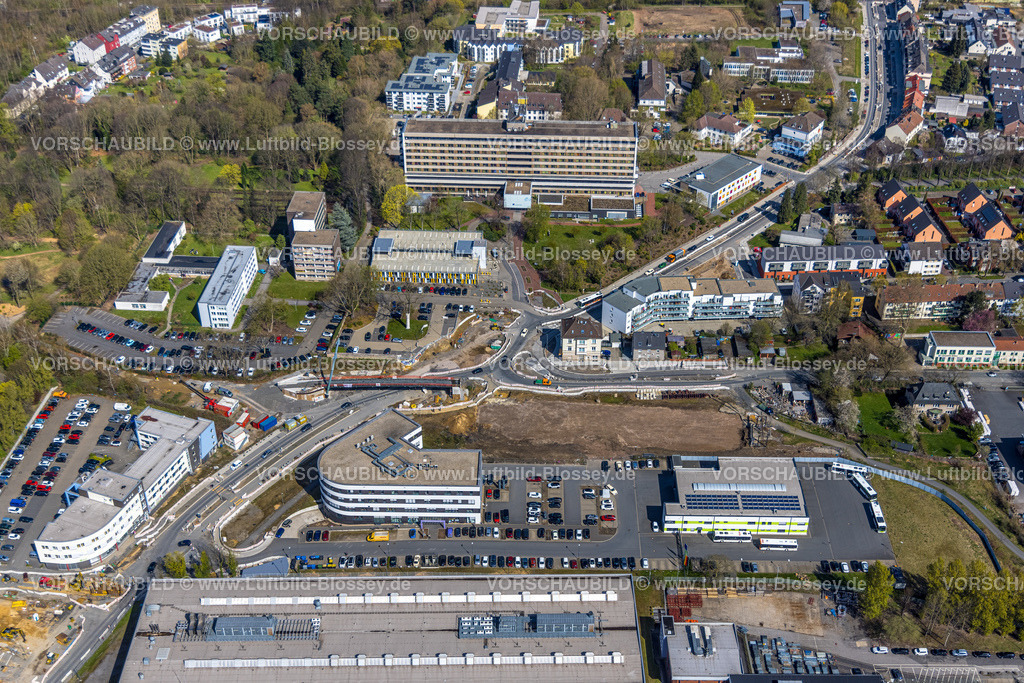 Witten220401153 | Luftbild, Baustelle und Sanierung der Pferdebachstraße mit Neubau der RadwegBrücke Rheinischer Esel, Ärztehaus Pferdebachstraße und Evang. Krankenhaus, Witten, Ruhrgebiet, Nordrhein-Westfalen, Deutschland