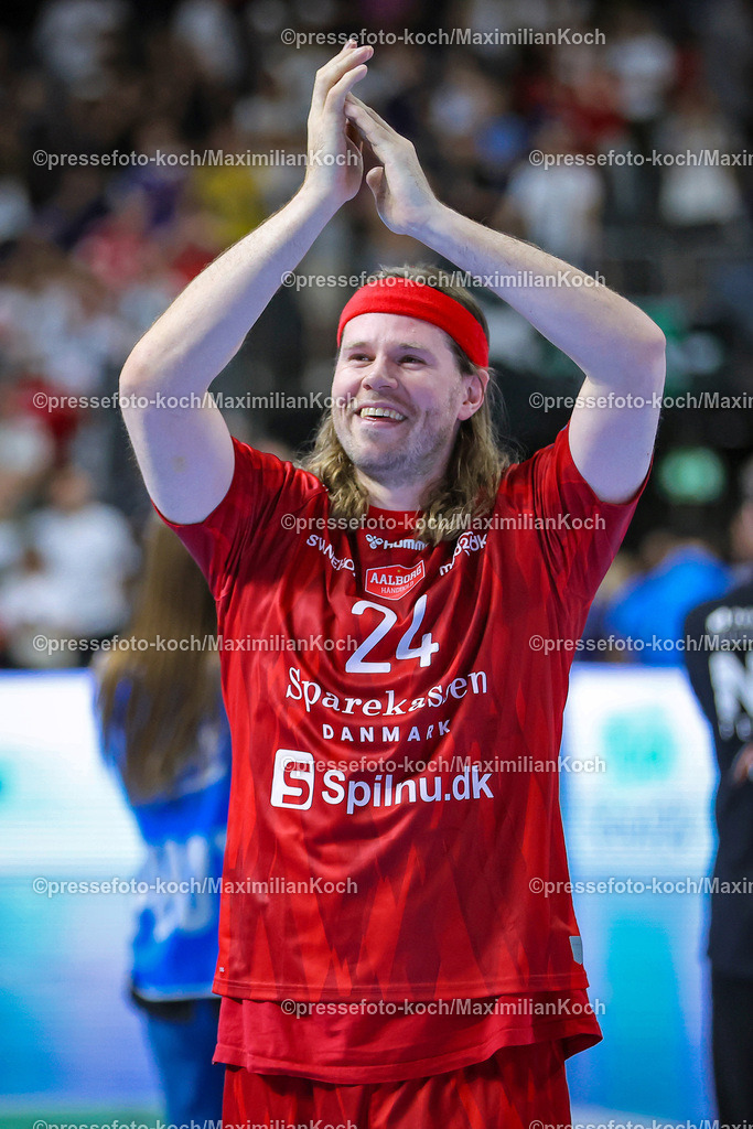 KoeEHF08062401201 | 08.06.2024, Köln, Handball, TruckScout24 EHF FINAL4, Machineseeker Champions League Men, Lanxess-Arena, Halbfinale, SC Magdeburg - Aalborg Handbold: Abschlussjubel nach dem Sieg und dem Einzug in das Finale. Mikkel Hansen (Aalborg Handbold) verabschiedet sich jubelnd von den Fans