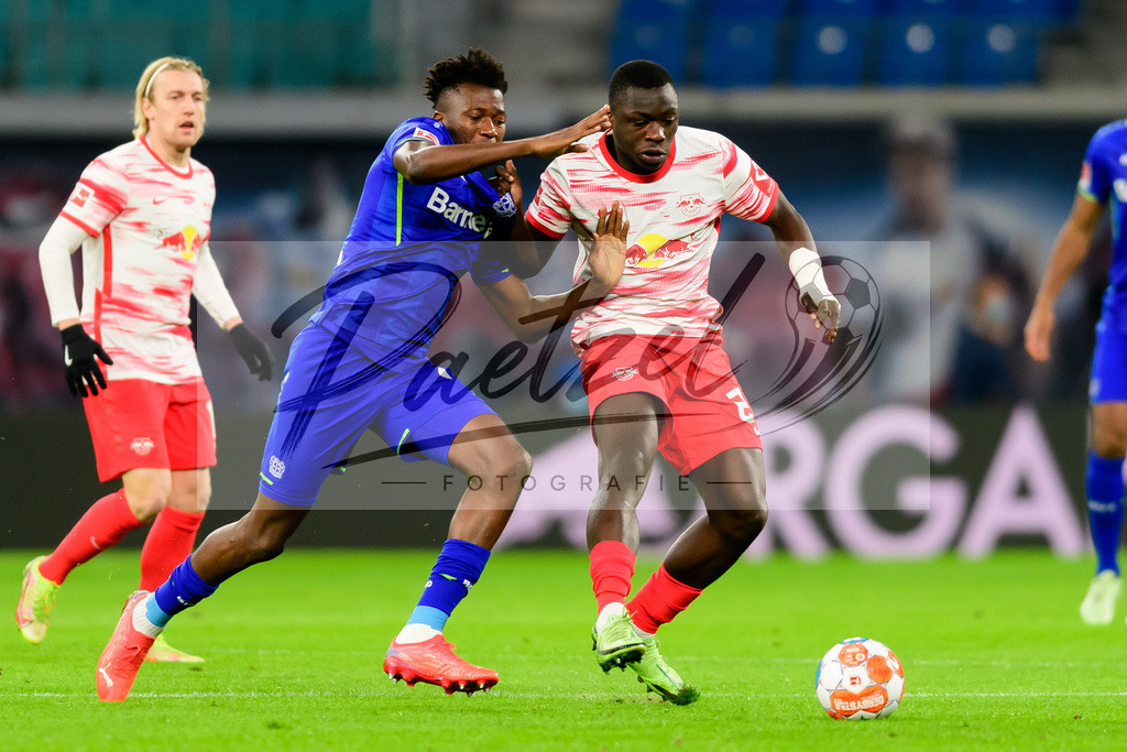 RBLLEV20211128_184 | Fussball, Herren: Edmond Tapsoba (Bayer 04 Leverkusen) und Brian Brobbey (RB Leipzig) im Zweikampf bei dem Spiel der 1. Bundesliga zwischen RB Leipzig und Bayer 04 Leverkusen in der Red Bull Arena am 28.11.2021 in Leipzig, Deutschland.DFB / DFL REGULATIONS PROHIBIT ANY USE OF PHOTOGRAPHS AS IMAGE SEQUENCES AND/OR QUASI-VIDEO. - Realisiert mit Pictrs.com