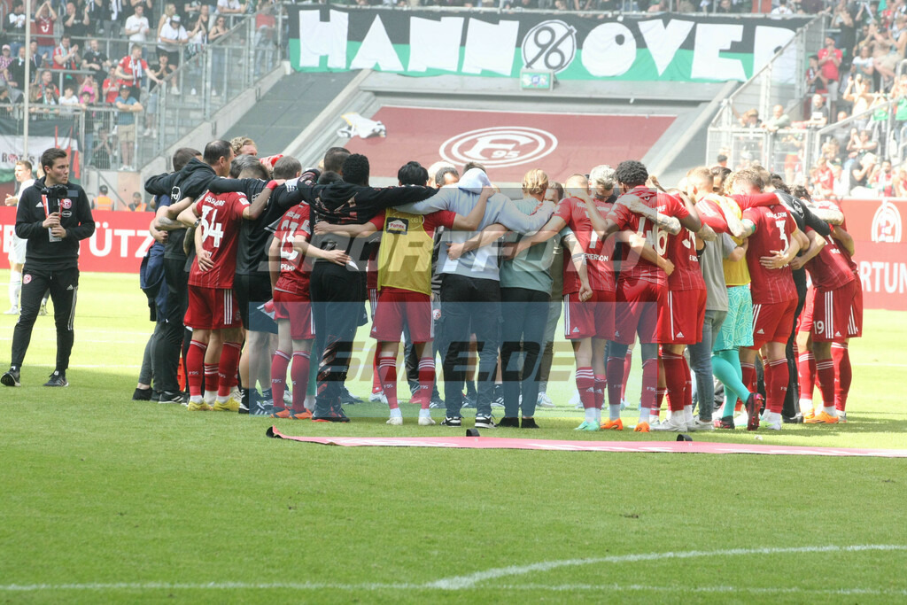 Fortuna Düsseldorf - Hannover 96 | Mannschaftskreis Fortuna nach Spielende - © Sportfoto-Sale (MK) - Realisiert mit Pictrs.com