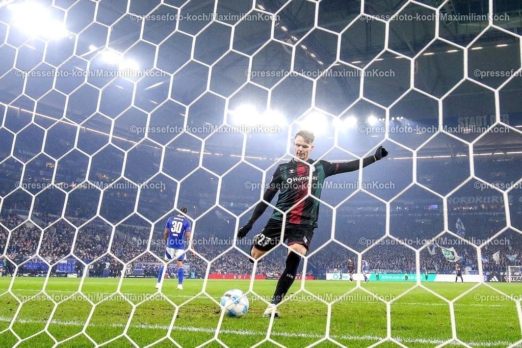 S0401022501102 | 01.02.2025, Fußball, FC Schalke 04 - 1. FC Magdeburg, 2.. Fußball Bundesliga, 20. Spieltag, Veltins-Arena Gelsenkirchen, Saison 2024 2025: Philipp Hercher (1.FC Magdeburg #27) shießt nach dem Treffer von Martijn Kaars (1.FC Magdeburg #9) zum 5:1 den Ball nochmal ins Tor DFB regulations prohibit any use of photographs as image sequences and or quasi-video.