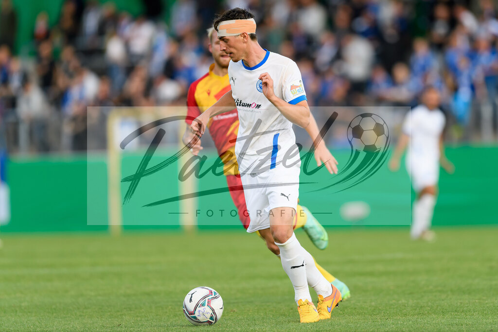 LOTKSC20210809_036 | Fussball, Herren: Luis Allmeroth (Sportfreunde Lotte) in Aktion, am Ball, Einzelaktion beim Spiel der 1. Runde im DFB-Pokal zwischen SF Lotte und Karlsruher SC im Stadion am Lotter Kreuz am 09.08.2021 in Lotte, Deutschland.DFB / DFL REGULATIONS PROHIBIT ANY USE OF PHOTOGRAPHS AS IMAGE SEQUENCES AND/OR QUASI-VIDEO. - Realisiert mit Pictrs.com