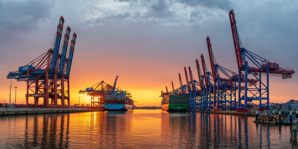 10250809 - Waltershofer Hafen im Abendrot | Wunderschöne Abendstimmung im Hamburger Hafen. 