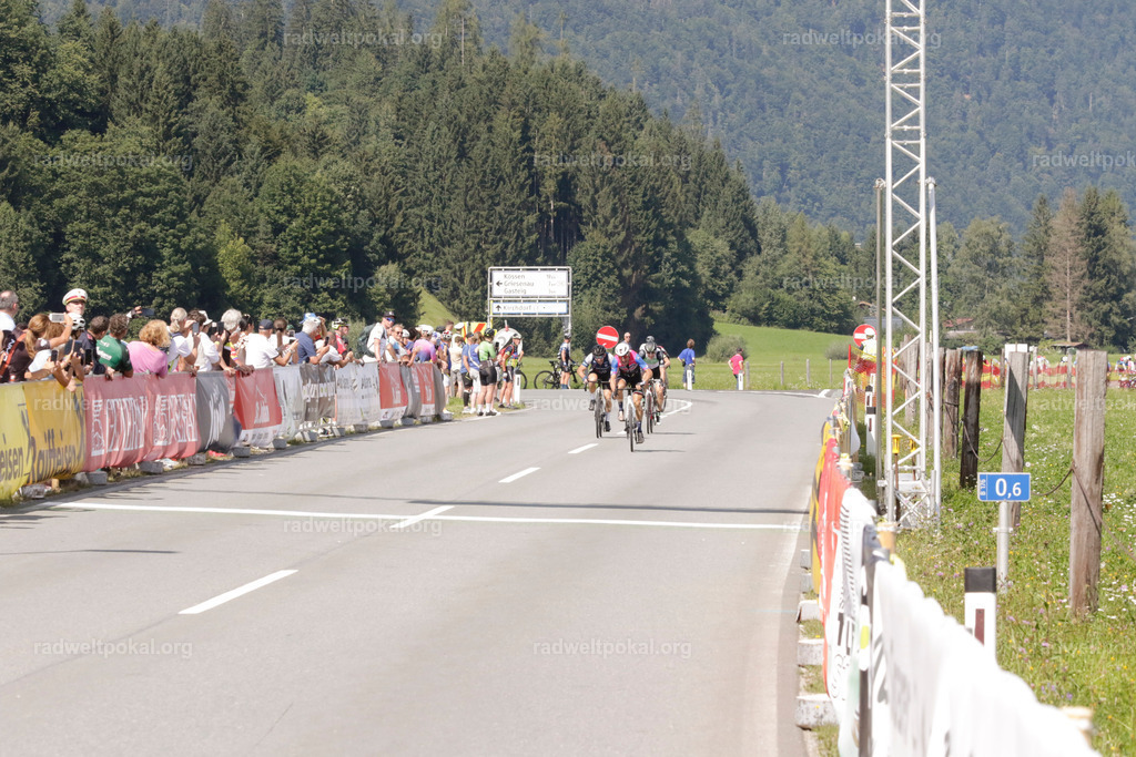 1039_20230817_Bewerb_Maenner_Muehlanger | AUT - OESTERREICH, 2023-08-16: SPORT RENNRAD-FAHREN - 55. INTERNATIONALER RADWELTPOKAL IN ST. JOHANN IN TIROL  - Vintage-Radrennen mit WM-Bronze-Medaillen-Siegerin Christina Schweinberger, den Teilnehmer und Alexander Baumann (vom Orginastions-Team) - TAG 2 BEWERB MAENNER IN SECHS GRUPPEN  ; Foto: Roland Muehlanger
