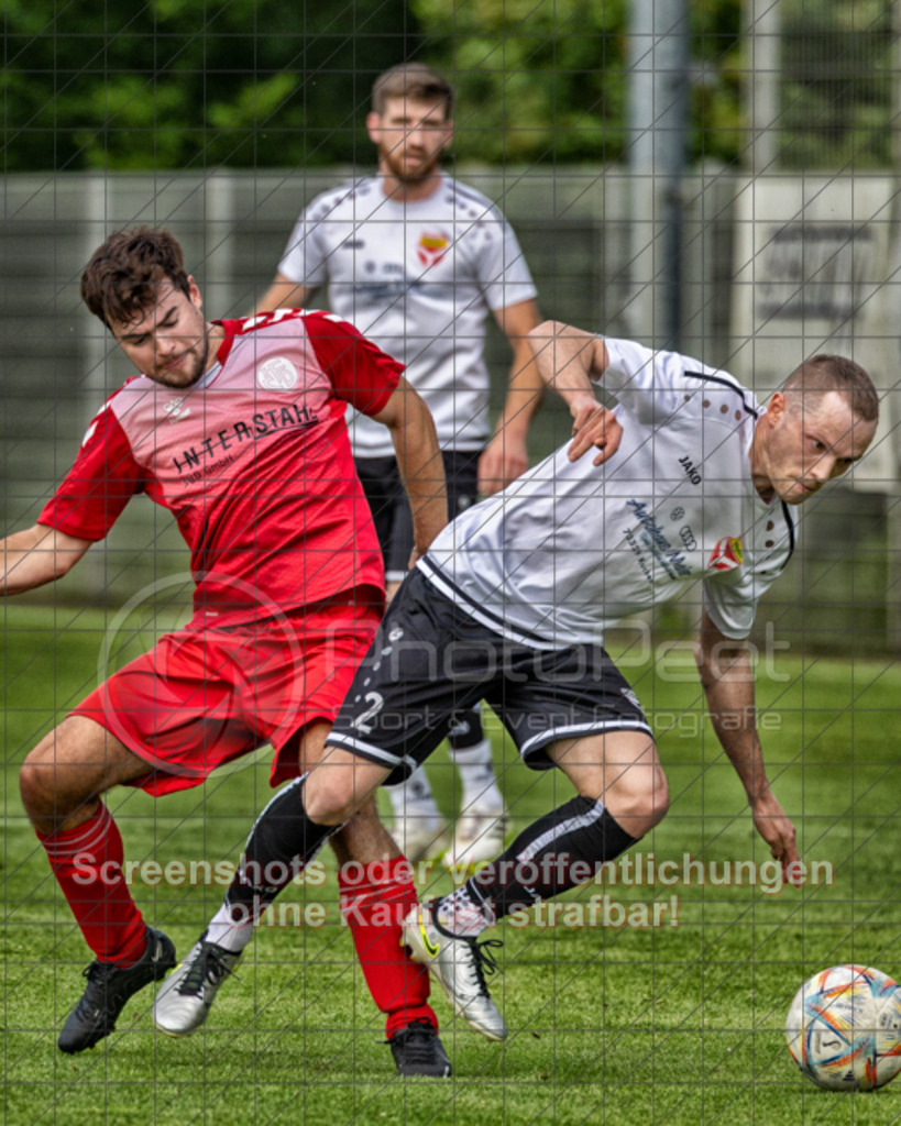 20250616_184915_0293-Bearbeitet | #,  TV Eybach (weiß) vs. 1.FC Donzdorf II (rot), Fussball, Entscheidungsspiel 3 in Kreisliga A3 - Bezirk Neckar/Fils, Saison 2024/2025, Rasensportplatz, Staufenecker Str. 41, 73084 Salach, 16.06.2025 - 18:30 Uhr,Foto: PhotoPeet-Sportfotografie/Peter Harich