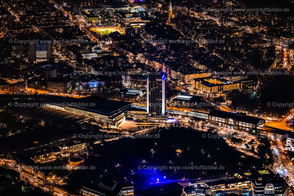 Hamburg_Dammtor_Bahnhof_CCH_Nachtaufnahme_ELS_7164060325 | HAMBURG 06.03.2025 Nacht- Lichter und Beleuchtung Congress Center (CCH) am Hochhaus- Gebäude der Hotelanlage Radisson Blu an der Marseiller Straße im Ortsteil Sankt Pauli in Hamburg, Deutschland. Weiterführende Informationen bei: Hamburg Messe und Congress GmbH,  LEONHARD WEISS GmbH & Co. KG,  Sprinkenhof GmbH,  Tim Hupe Archietekten,  agn Niederberghaus & Partner GmbH,  verbundhochdrei GmbH. // Night lighting congress Center ( CCH ) on High-rise building of the hotel complex Radisson Blu on Marseiller Strasse in the district Sankt Pauli in Hamburg, Germany. Further information at: Hamburg Messe und Congress GmbH,  LEONHARD WEISS GmbH & Co. KG,  Sprinkenhof GmbH,  Tim Hupe Archietekten,  agn Niederberghaus & Partner GmbH,  verbundhochdrei GmbH. Foto: Martin Elsen