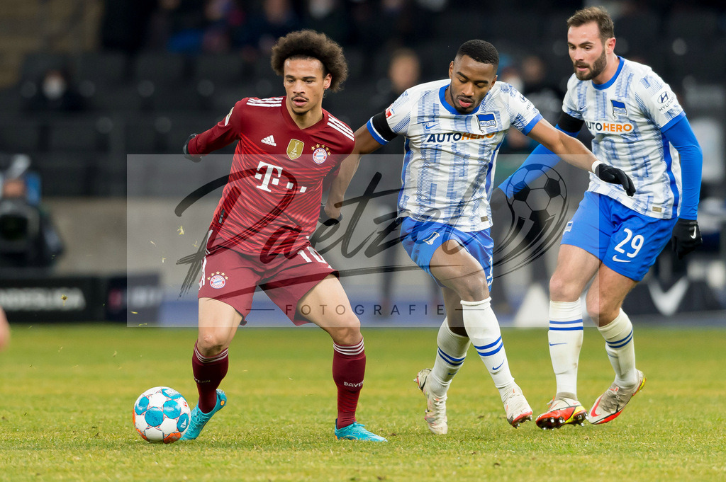 BSCFCB20220123_107 | Fussball, Herren: Leroy Sane (FC Bayern Muenchen) und Myziane Maolida (Hertha BSC) im Zweikampf bei dem Spiel der 1. Bundesliga zwischen Hertha BSC und FC Bayern Muenchen im Olypiastadion am 23.01.2022 in Berlin, Deutschland.DFB / DFL REGULATIONS PROHIBIT ANY USE OF PHOTOGRAPHS AS IMAGE SEQUENCES AND/OR QUASI-VIDEO. - Realisiert mit Pictrs.com