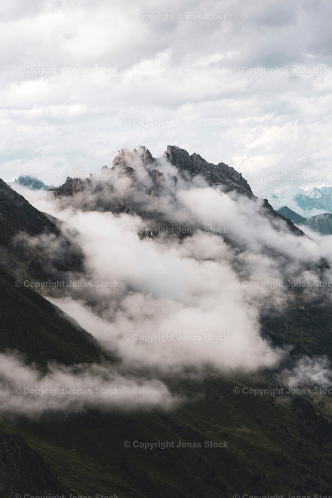 Cloudy Mountains | Clouds covering parts of the mountain in the Stubai Alps.  - Realisiert mit Pictrs.com