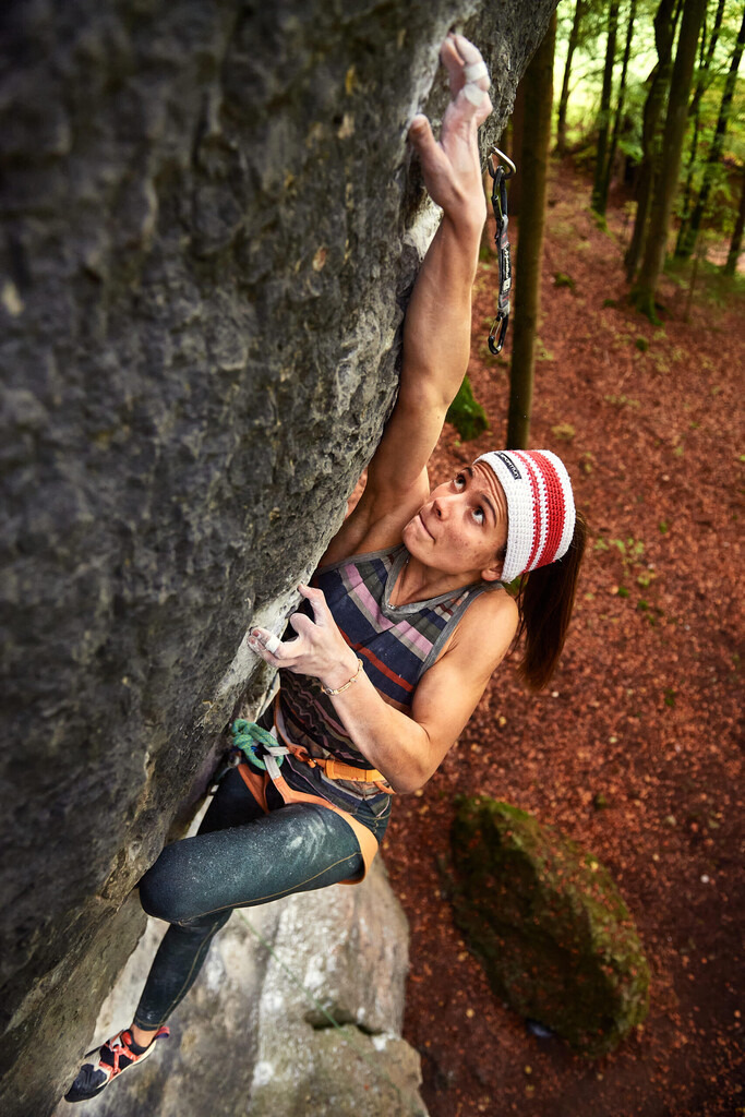 CS-211017-1788-1 | Franzi klettert Headcrash (10+/11-) am Wasserstein im Gößweinsteiner Gebiet