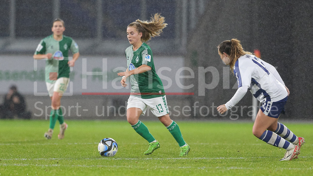 Fussball, Google Pixel Frauen-Bundesliga, MSV Duisburg - SV Werder Bremen | v.li.: Ricarda Walkling (SV Werder Bremen, 13) am Ball, Einzelbild, Ganzkörper, Aktion, Action, Spielszene, Natalie Muth (MSV Duisburg, 13), DIE DFB-RICHTLINIEN UNTERSAGEN JEGLICHE NUTZUNG VON FOTOS ALS SEQUENZBILDER UND/ODER VIDEOÄHNLICHE FOTOSTRECKEN. DFB REGULATIONS PROHIBIT ANY USE OF PHOTOGRAPHS AS IMAGE SEQUENCES AND/OR QUASI-VIDEO.