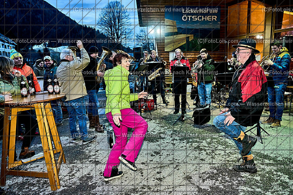 ALP6611_Blech im Schnee_MV Lackenhof_Schoenbichler-Friedl | (C)FotoLois.com, Alois Spandl. Musikverein Lackenhof, BLECH im SCHNEE in der Ötscherarena, Fr 9. Februar 2024.