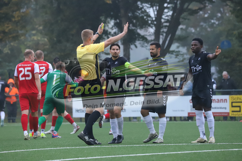 FC RW Kirchlengern - BV Bad Lippspringe | Auf dem Bild zu sehen: Schiedsrichter: Tim Morfeld ; schwarz BV Bad Lippspringe: Sebastian WoitzykFC RW Kirchlengern, BV Bad Lippspringe, Saison 25/26, Landesliga, Kirchlengern, Deutschland - Realisiert mit Pictrs.com
